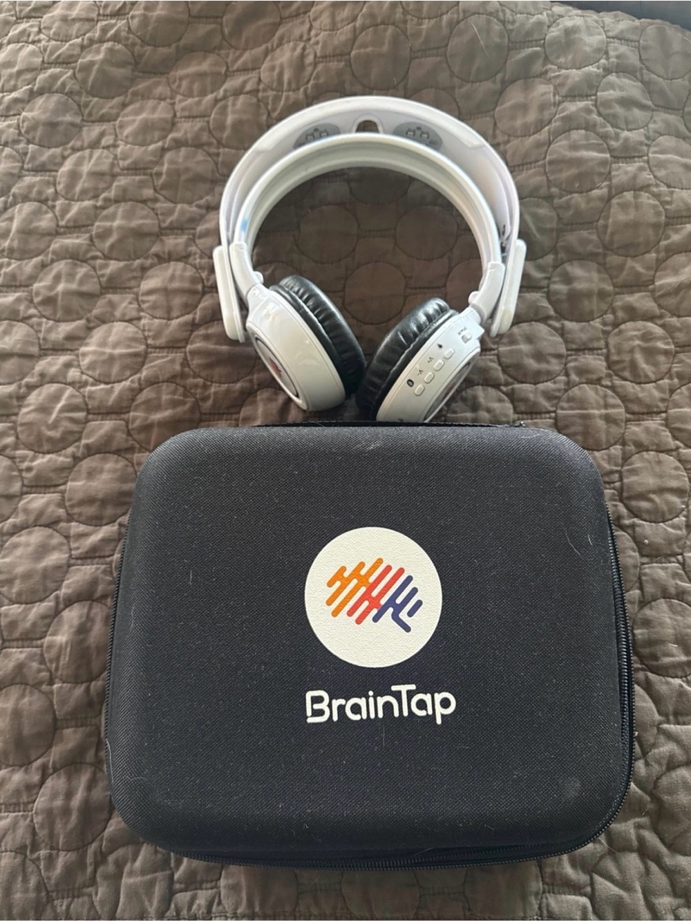 BrainTap Light & Sound Therapy Headset with Case – Great Condition